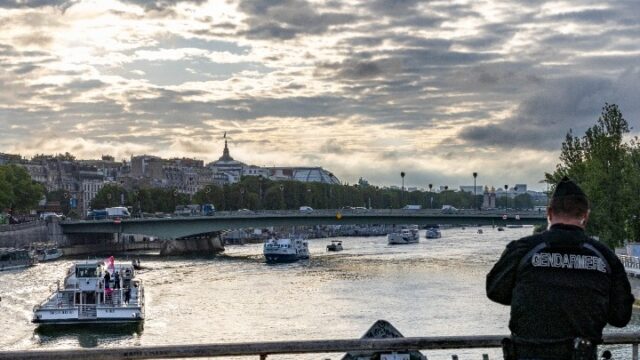 Ανοίγουν τον Σηκουάνα για κολύμβηση λόγω ζέστης οι Γάλλοι παρά τα βακτηρίδια