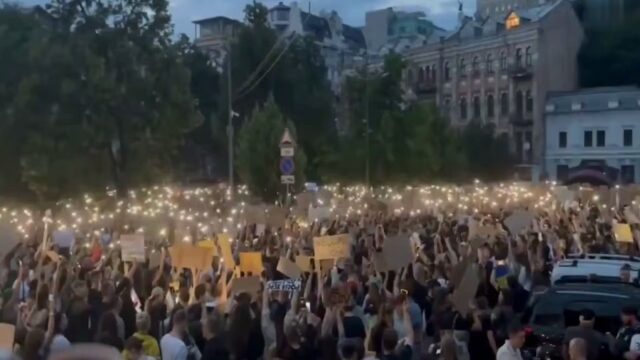 Βράζει η Ουκρανία κατά Ζελένσκι για το νομοσχέδιο περί διαφθοράς – Eπικρίσεις και από ΕΕ