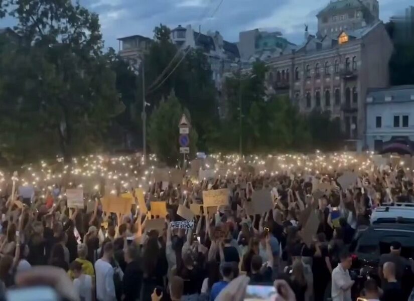 Βράζει η Ουκρανία κατά Ζελένσκι για το νομοσχέδιο περί διαφθοράς – Eπικρίσεις και από ΕΕ