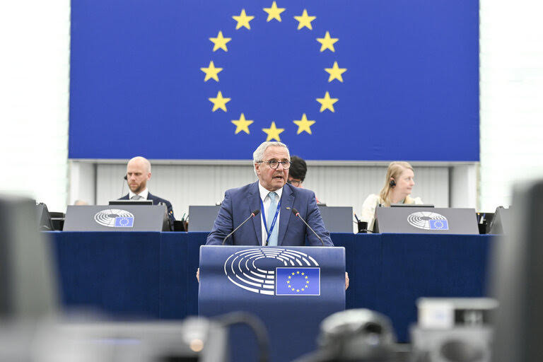 Μανιάτης: Μας κοροϊδεύουν η Ευρωπαϊκή Eπιτροπή και η Πρόεδρός της με τον νέο Προϋπολογισμό
