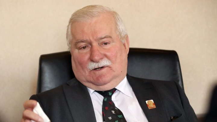 Βαλέσα: “Αηδιαστικό σόου η ορκωμοσία του νέου προέδρου της χώρας”