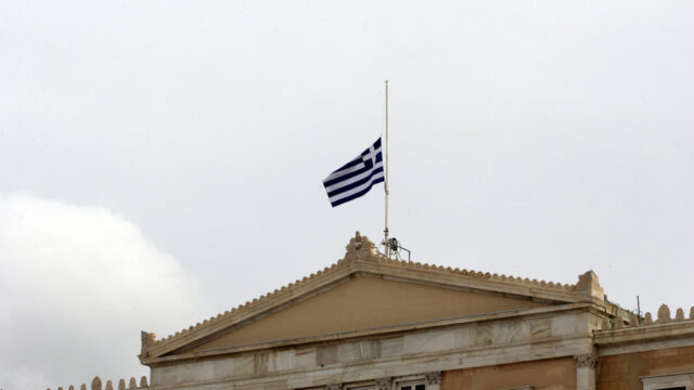 Ποιώντας την ανάγκη ελπίδα σε μια αδιάφορη πατρίδα