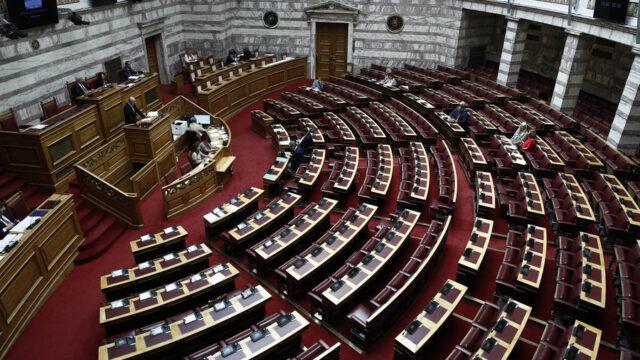 Οργή της αντιπολίτευσης για το "γαλάζιο πραξικόπημα" - Νέα πρόταση για προανακριτική θα καταθέσει το ΠΑΣΟΚ