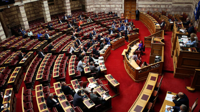 Χθες στη Βουλή: Έξι λέξεις, έξι ρωγμές στη Δημοκρατία