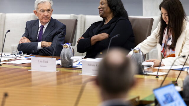 Γιατί ο Τραμπ απέλυσε τη διοικήτρια της Fed