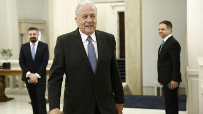 Και ο Αβραμόπουλος “πυροβολεί” την κυβέρνηση για τα εθνικά- Νέο μέτωπο για τον Μητσοτάκη