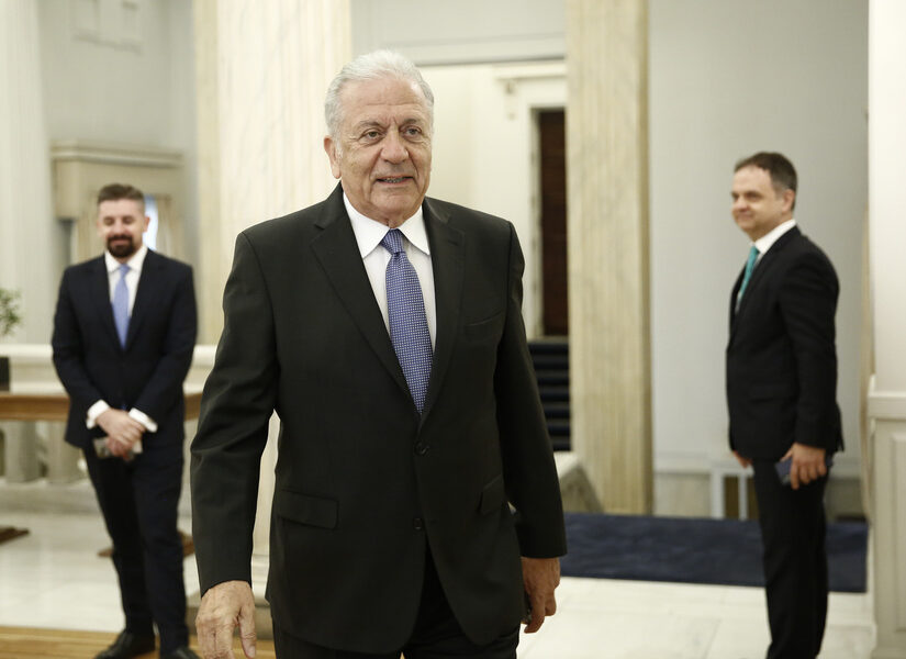 Και ο Αβραμόπουλος “πυροβολεί” την κυβέρνηση για τα εθνικά- Νέο μέτωπο για τον Μητσοτάκη