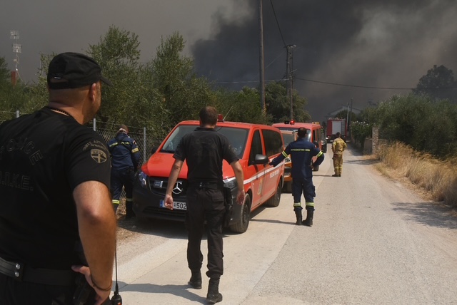 Πύρινη κόλαση σε τρία μέτωπα: Εκκενώνεται η Κάτω Αχαΐα – Μάχη με τις φλόγες για χιλιάδες πυροσβέστες