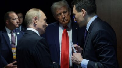 Μυρίζει... τραμπίσια σβουριχτή σφαλιάρα, Κόμπρα