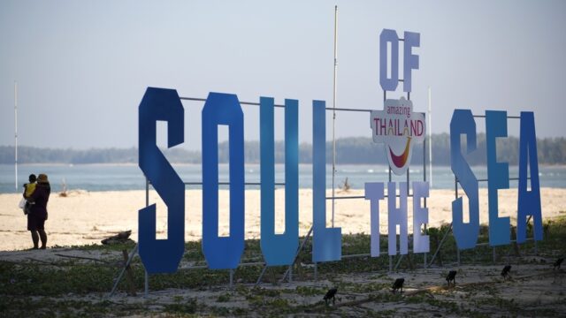 Το επιπόλαιο πέρασμα του τουρίστα και η βαθιά ματιά του ταξιδιώτη, Μάκης Ανδρονόπουλος