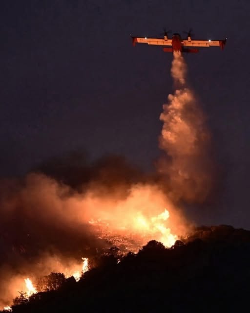 Στην Κερατέα για πρώτη φορά σηκώθηκε Canadair για ρήψη νερού μέσα στη νύχτα