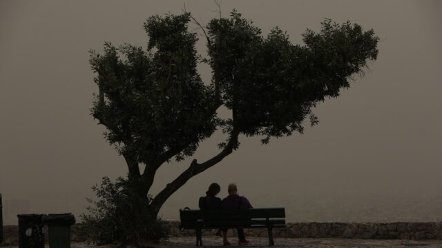 Αν βγεις από το καβούκι σου στις διακοπές η κοινωνική παρακμή σε συντρίβει... Μάνος Στεφανίδης