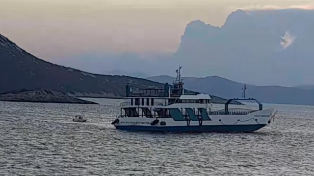 Προσάραξη πλοίου στα Νέα Στύρα: Επιχείρηση απομάκρυνσης των επιβατών