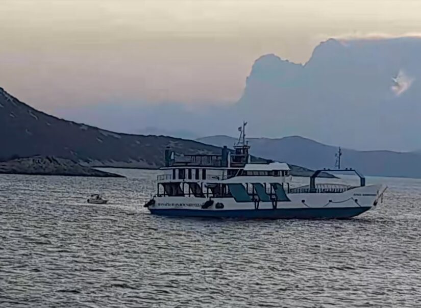 Προσάραξη πλοίου στα Νέα Στύρα: Επιχείρηση απομάκρυνσης των επιβατών