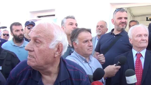 Όταν αγρότες πετάνε σε υπουργούς νερά και καφέδες... Κόμπρα