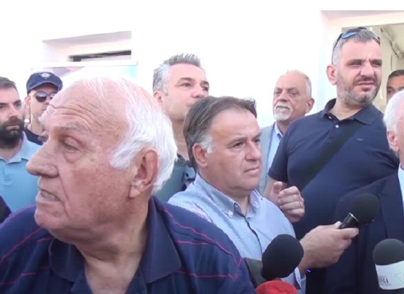 Όταν αγρότες πετάνε σε υπουργούς νερά και καφέδες... Κόμπρα