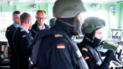 Πραγματική και αυξανόμενη η απειλή από την Ρωσία λέει ο Γερμανός υπουργός Άμυνας