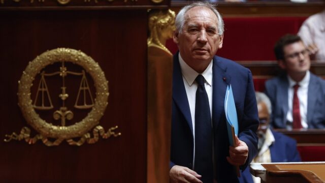 Ρίχνει την ήττα του στα δύο άκρα το δίδυμο Μακρόν-Μπαϊρού