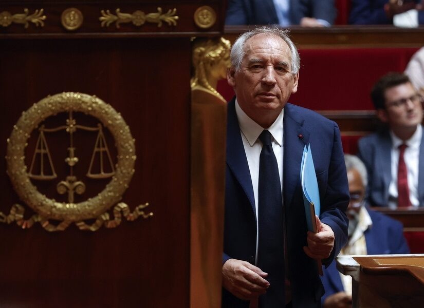 Ρίχνει την ήττα του στα δύο άκρα το δίδυμο Μακρόν-Μπαϊρού