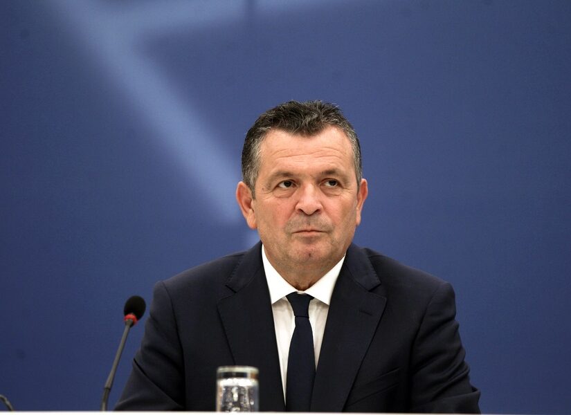 Στην πρέσα του Μαξίμου ο Μπουκώρος για να αρνηθεί τα λόγια του! Κόμπρα