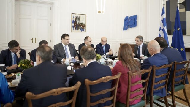 Yesmen μαζεύουν δίπλα τους οι πολιτικοί... Βασίλης Μαστρογιάννης
