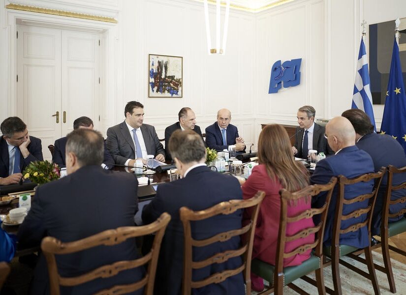 Yesmen μαζεύουν δίπλα τους οι πολιτικοί... Βασίλης Μαστρογιάννης