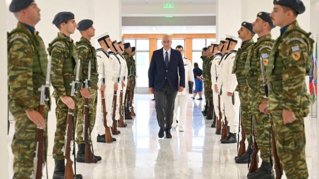 Το τι λέει ο Δένδιας για τον Κυριάκο στο τηλέφωνο...