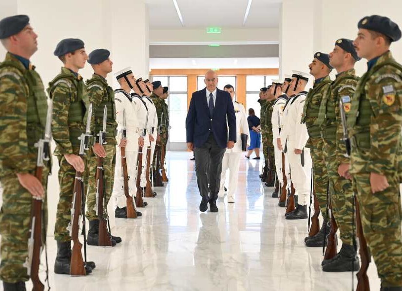 Το τι λέει ο Δένδιας για τον Κυριάκο στο τηλέφωνο...