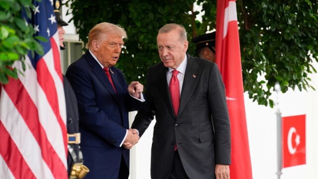 Υπάρχει και η άλλη όψη στο φλερτ Τραμπ-Ερντογάν, Κώστας Κόλμερ