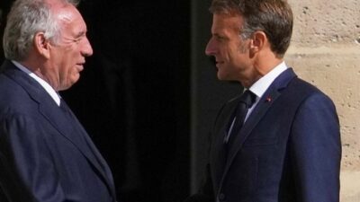 Στο Ελιζέ ο Μπαϊρού – Υπέβαλε επίσημα την παραίτησή του στον Μακρόν