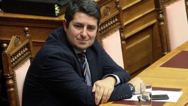 Ο Γ. Μυλωνάκης (Μαξίμου) στη σέντρα... Σάββας Παυλίδης