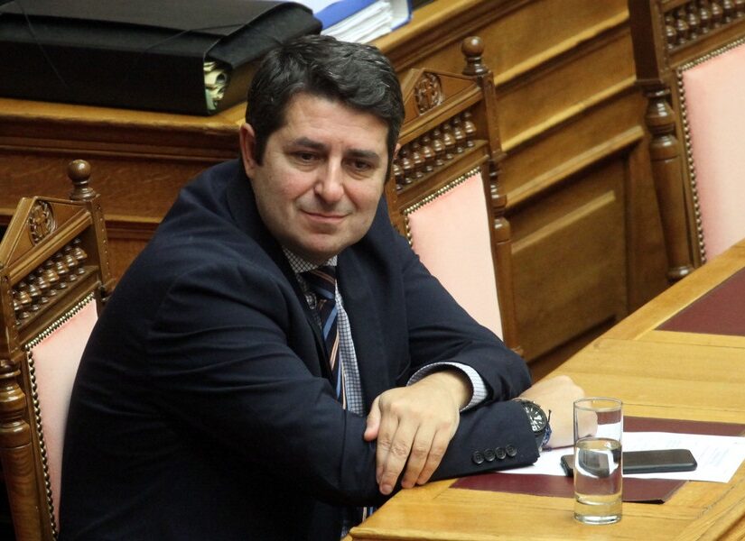 Ο Γ. Μυλωνάκης (Μαξίμου) στη σέντρα... Σάββας Παυλίδης