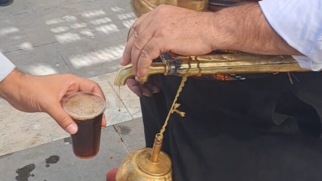 Συνομιλώντας με έναν παρασκευαστή της φυσικής κόκα-κόλα της Τουρκίας, Βάνα Στέλλου