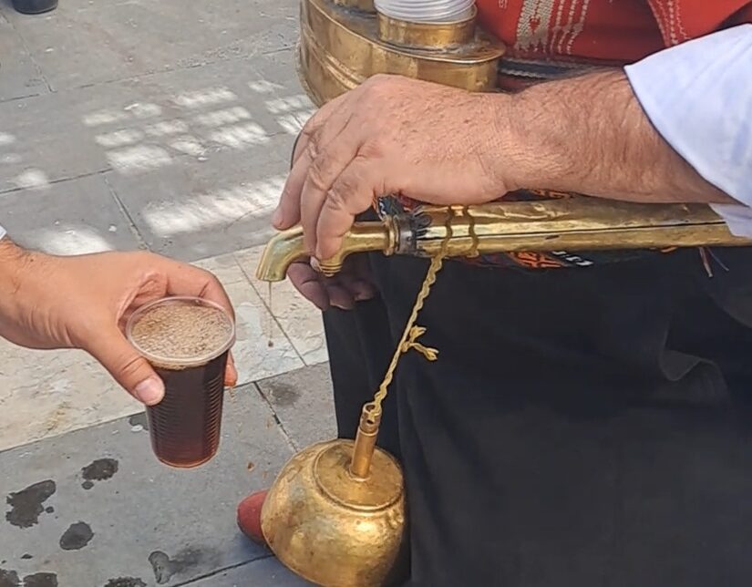 Συνομιλώντας με έναν παρασκευαστή της φυσικής κόκα-κόλα της Τουρκίας, Βάνα Στέλλου