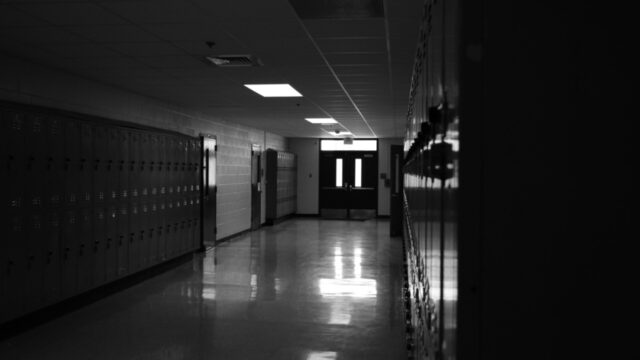 Άγριος ξυλοδαρμός μεταξύ μαθητριών έξω από σχολείο στην Κω