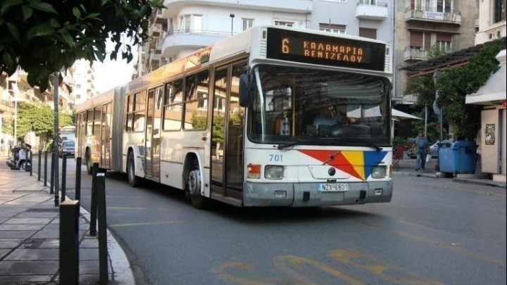 1.536 συλλήψεις σε ελέγχους σε λεωφορεία, τρόλεϊ και τρένα – Ανήλικος περίμενε στη στάση με… σπαθί κατάνα