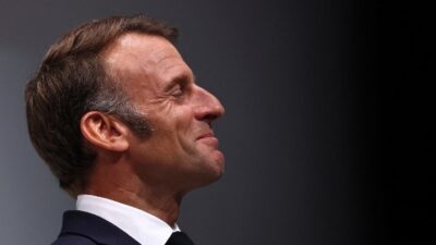 Στο Πεκίνο ο Μακρόν με ένα μικρό στρατό επιχειρηματιών και υπουργών