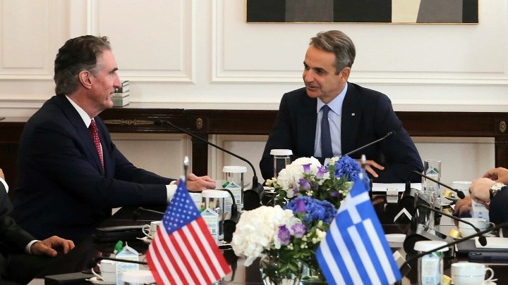 Συνάντηση Μητσοτάκη με υπουργό Εσωτερικών των ΗΠΑ για LNG και Chevron