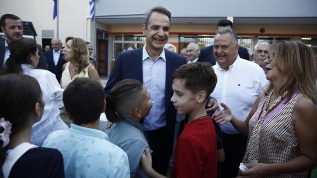 Στον αγιασμό του 8ου δημοτικού σχολείου Νέας Φιλαδέλφειας ο Μητσοτάκης