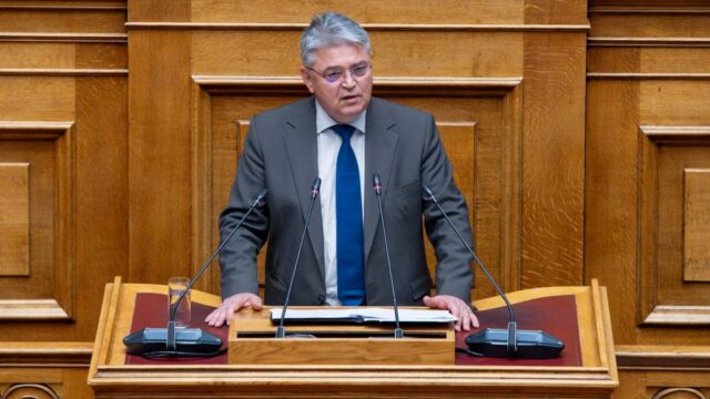 Νατσιός στη Βουλή: Η Ελλάδα μικραίνει – Η πολιτική σας αρρωσταίνει τον λαό