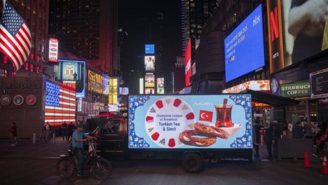 Η Times Square "γέμισε" Ανατολία με τουρκικό σίμιτ και τσάι