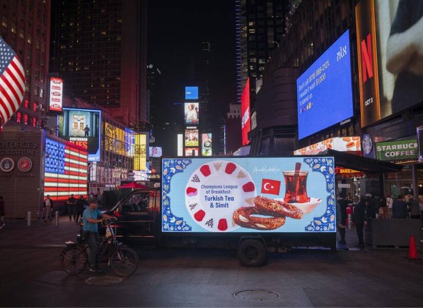Η Times Square "γέμισε" Ανατολία με τουρκικό σίμιτ και τσάι