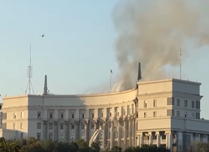 Ουκρανία: Ρωσικό πλήγμα στην έδρα της κυβέρνησης για πρώτη φορά από την έναρξη του πολέμου
