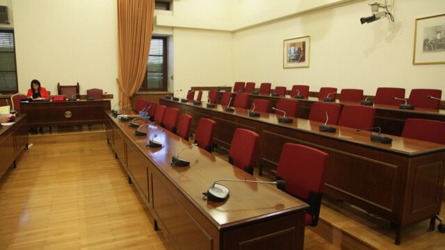 Εξεταστική: Η ΝΔ δεν καλεί "Φραπέ" και "Χασάπη" - Κλήτευση Μητσοτάκη ζητούν ΠΑΣΟΚ-ΣΥΡΙΖΑ