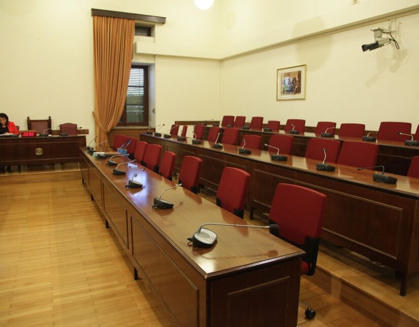 Εξεταστική: Η ΝΔ δεν καλεί "Φραπέ" και "Χασάπη" - Κλήτευση Μητσοτάκη ζητούν ΠΑΣΟΚ-ΣΥΡΙΖΑ