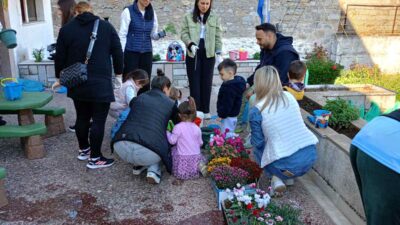 Φύτεψαν λουλούδια τα “φιντανάκια” του Παιδικού Σταθμού Διστόμου!- Εκπαίδευση στην πράξη!