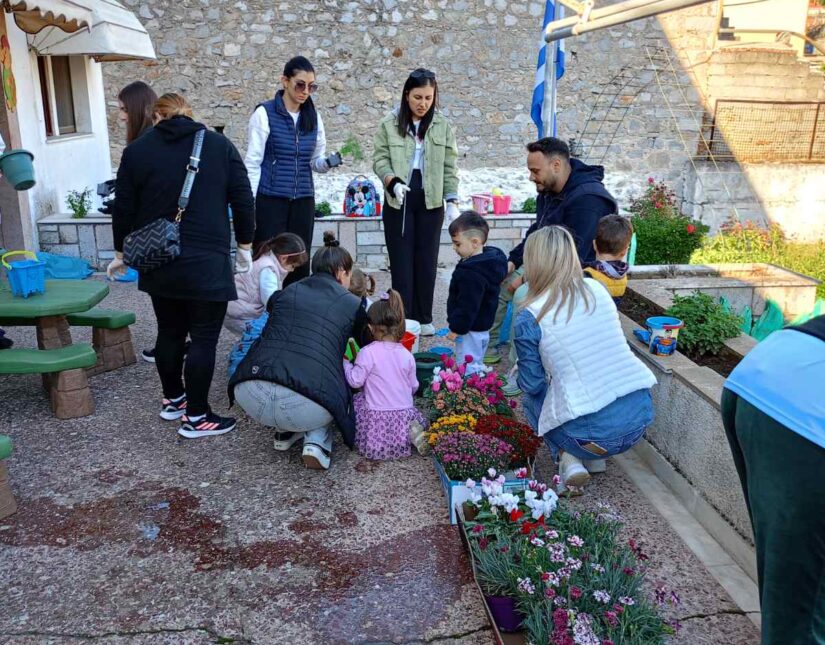 Φύτεψαν λουλούδια τα “φιντανάκια” του Παιδικού Σταθμού Διστόμου!- Εκπαίδευση στην πράξη!