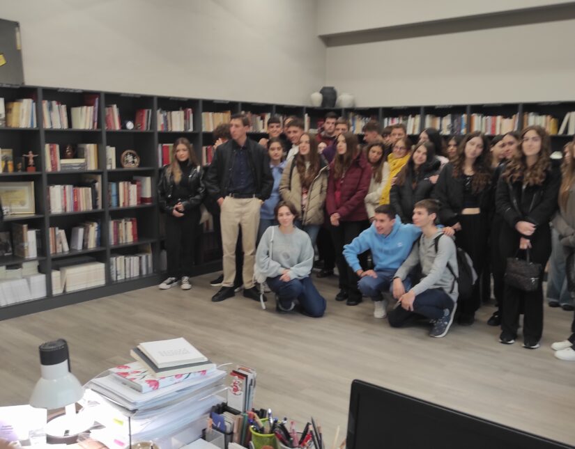 Με “νότες” Ευαισθησίας η Επίσκεψη του Μουσικού Σχολείου Πάτρας στο Μουσείο Ναζισμού, στο Δίστομο