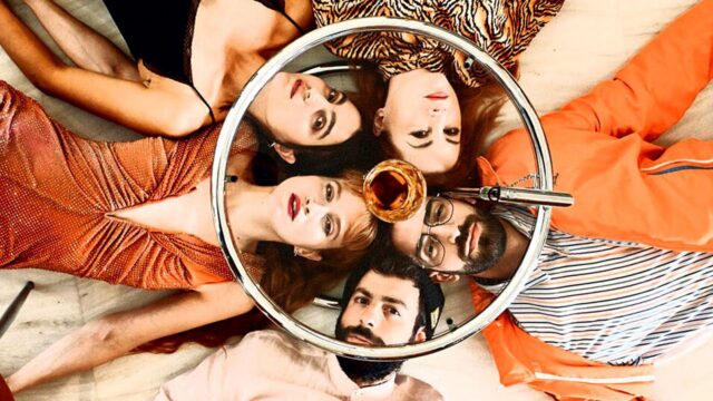 (Love me) Tinder: Μια δίγλωσση παράσταση για τις σύγχρονες σχέσεις στο Theatre of the NO