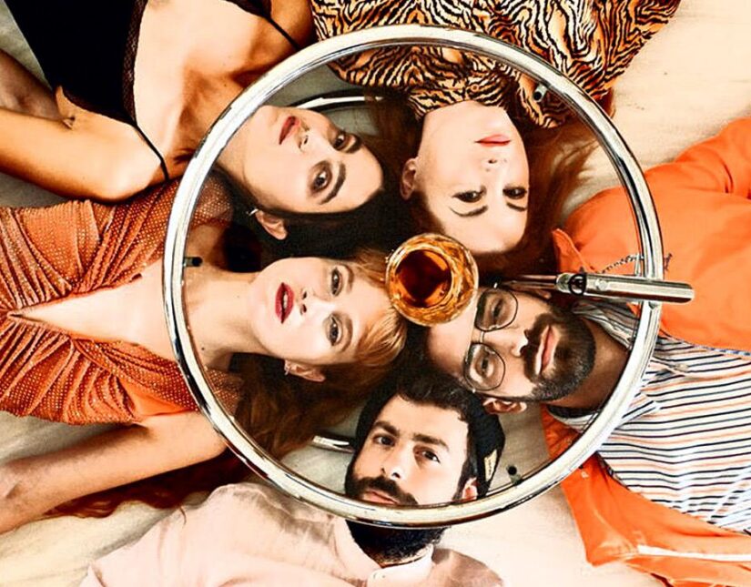 (Love me) Tinder: Μια δίγλωσση παράσταση για τις σύγχρονες σχέσεις στο Theatre of the NO